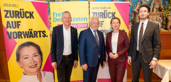 Gruppenfoto mit Wolfang Kubicki im Hirsch in Grunbach - Foto: Kiessling