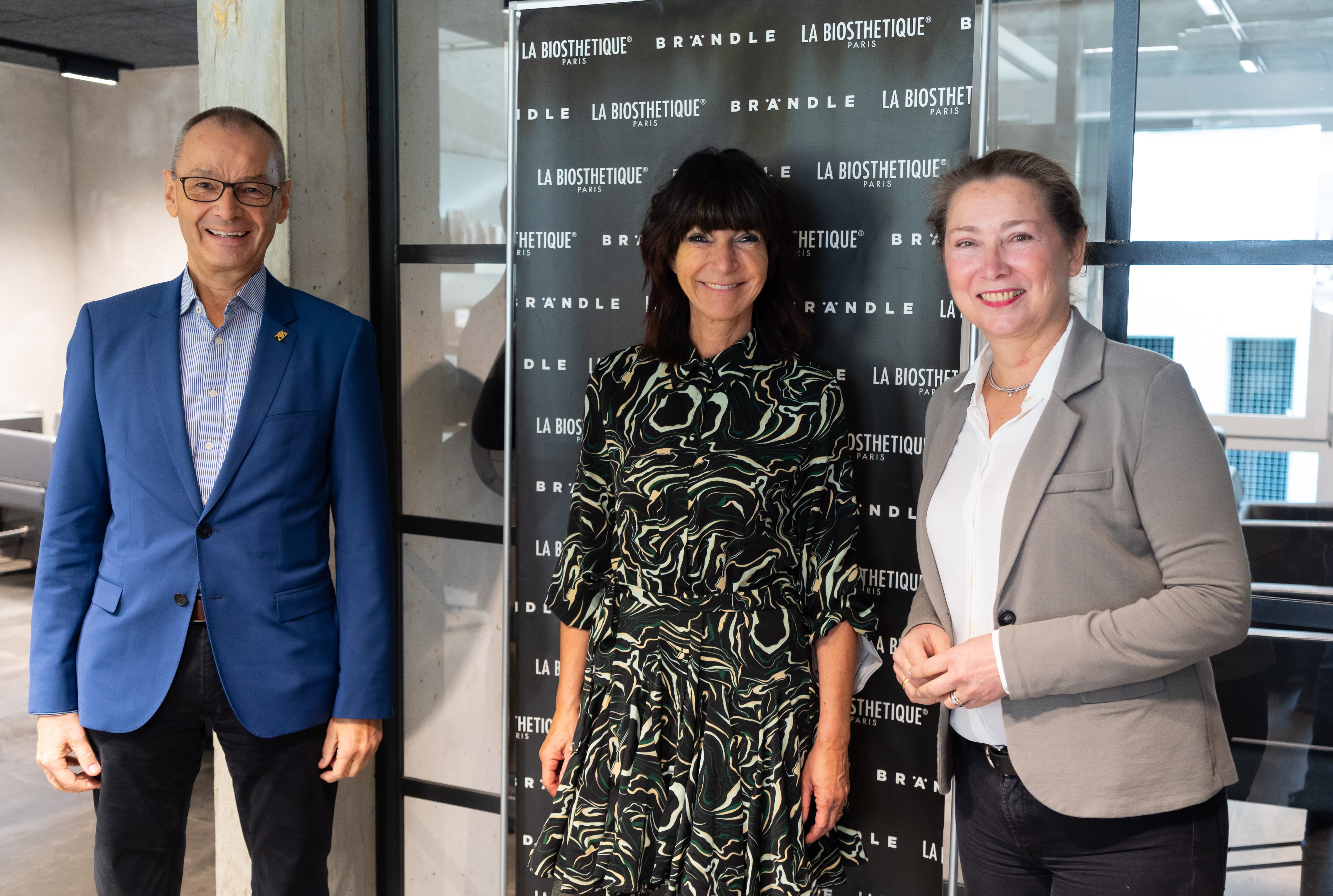 Die Abgeordneten bei ihrem Besuch bei Jutta Brändle Salon & TEAM BAR