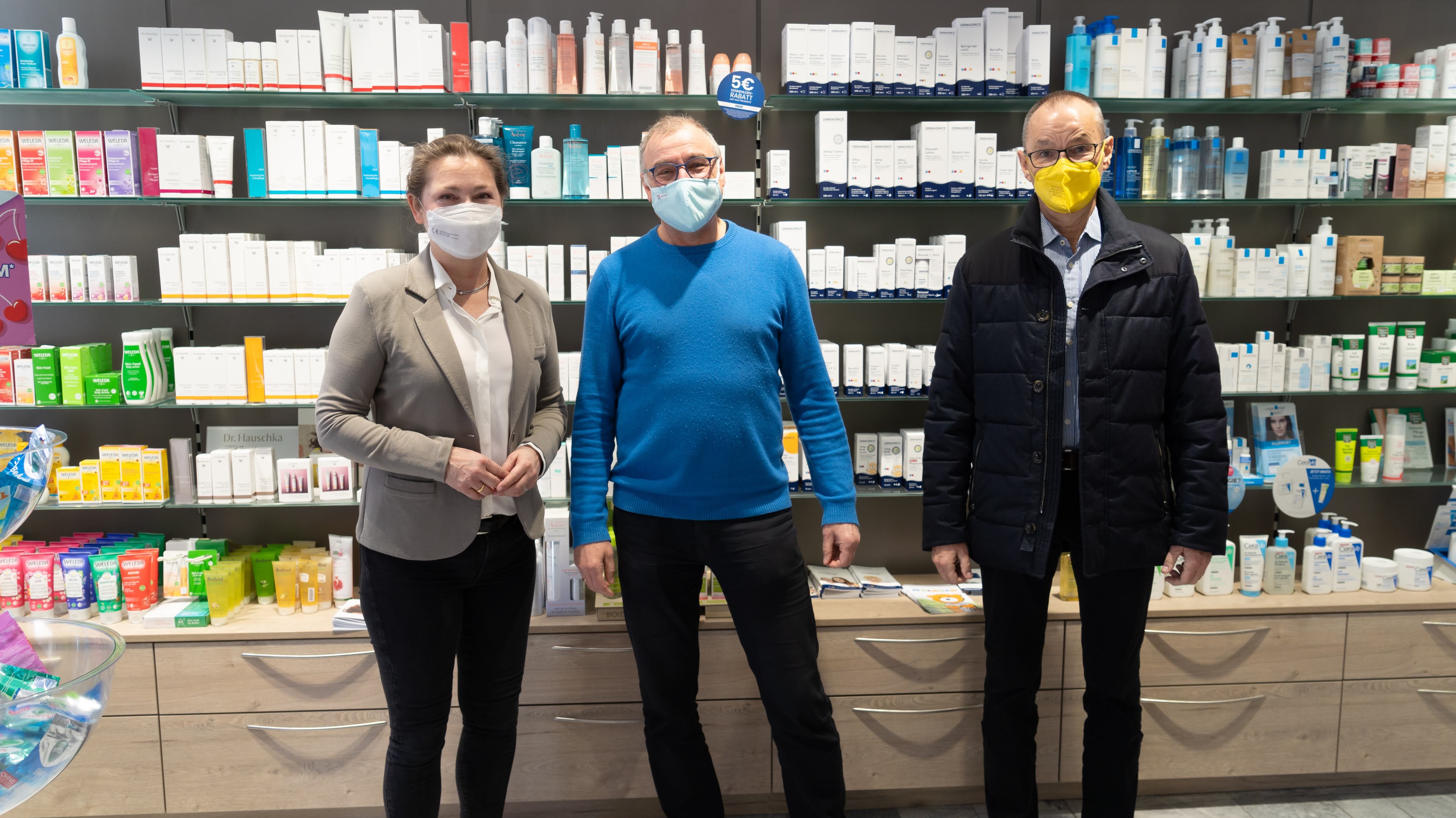 Die Abgeordneten bei ihrem Besuch in der Apotheke am Torturm mit Apotheker Nikolaus Hatzis
