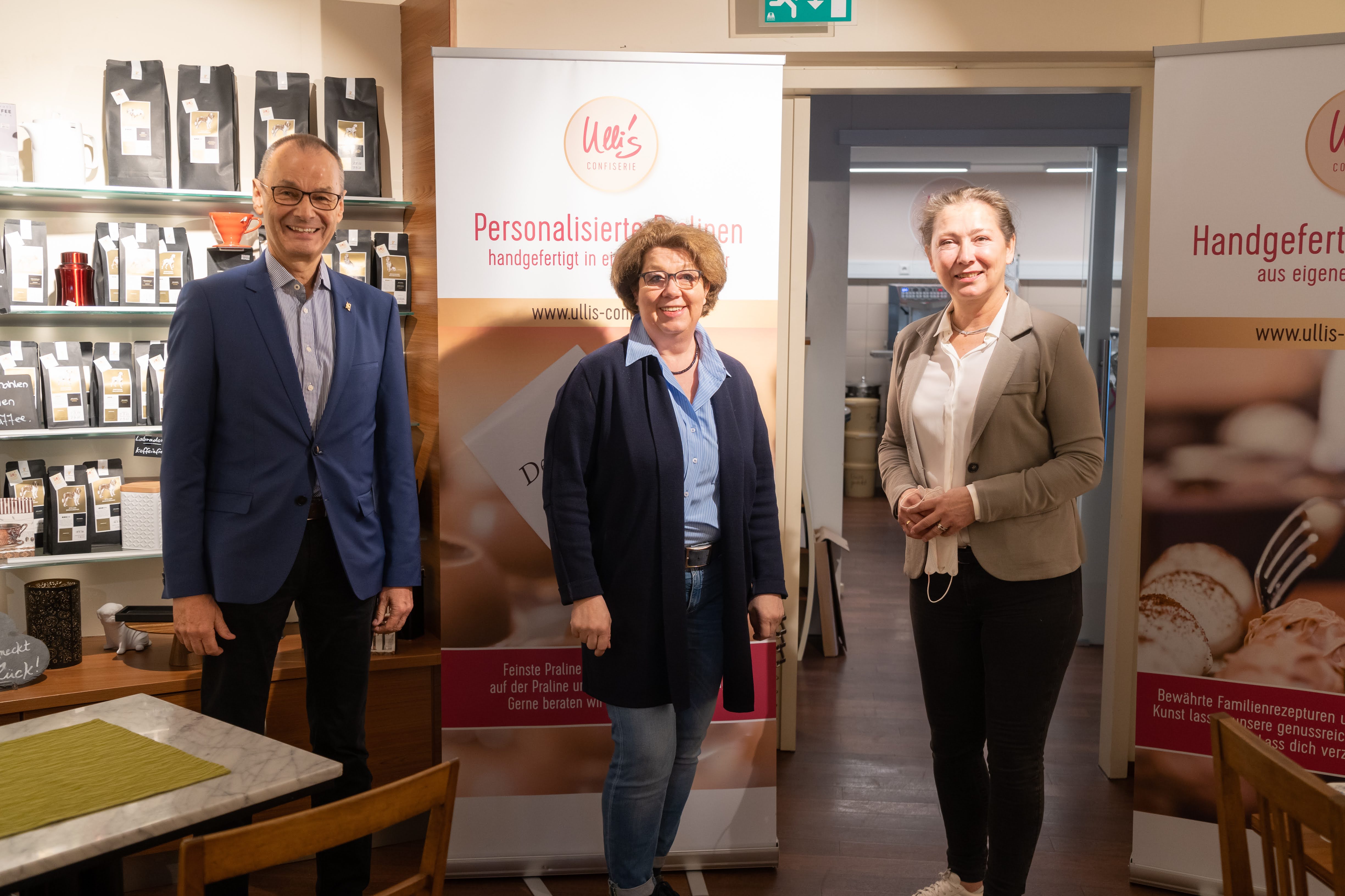 Die Abgeordneten bei ihrem Besuch bei Uli's Confiserie
