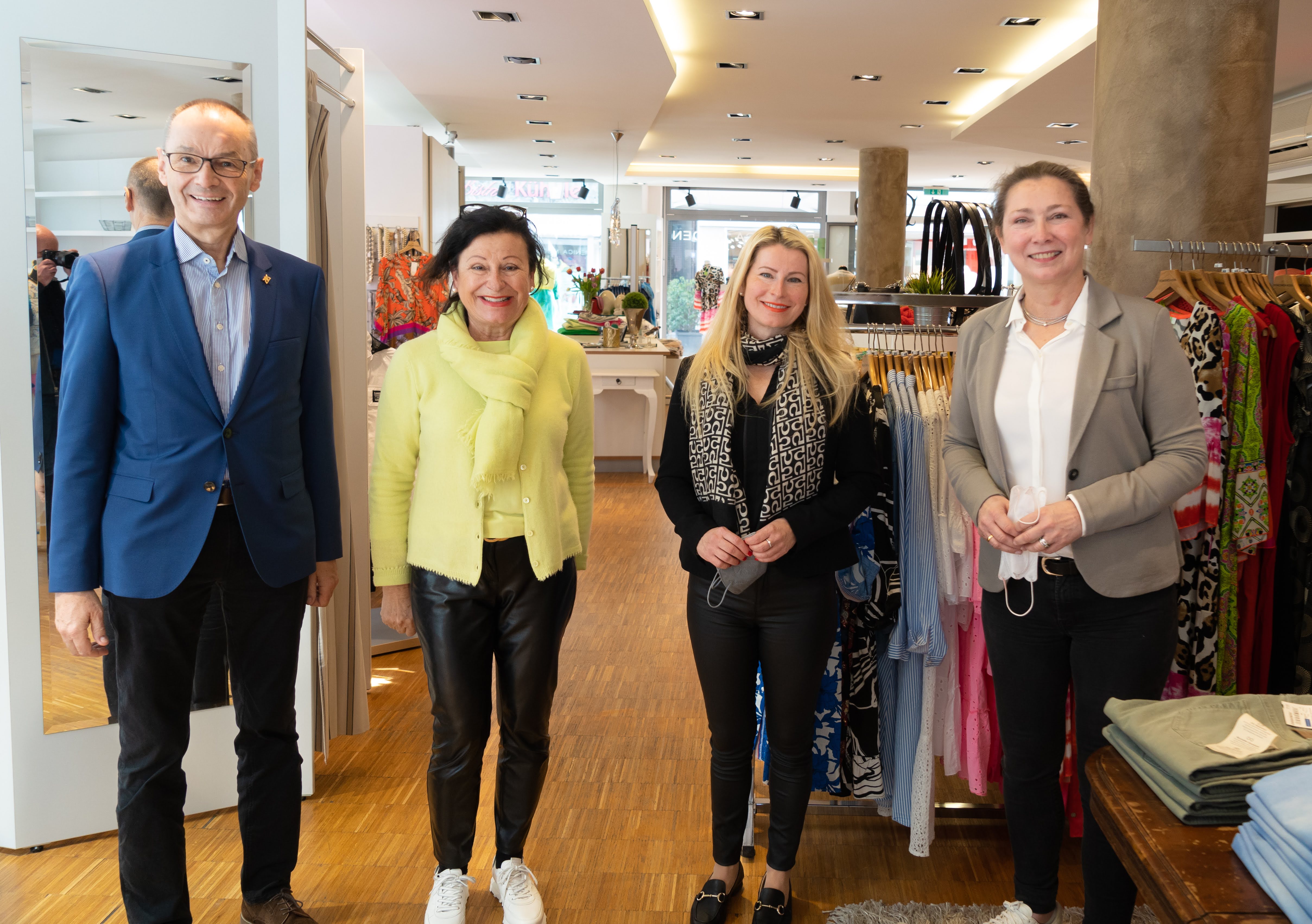 Die Abgeordneten bei ihrem Besuch bei Domenica Müller Moden